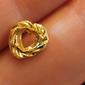 Single earring 585 which is 14k yellow gold